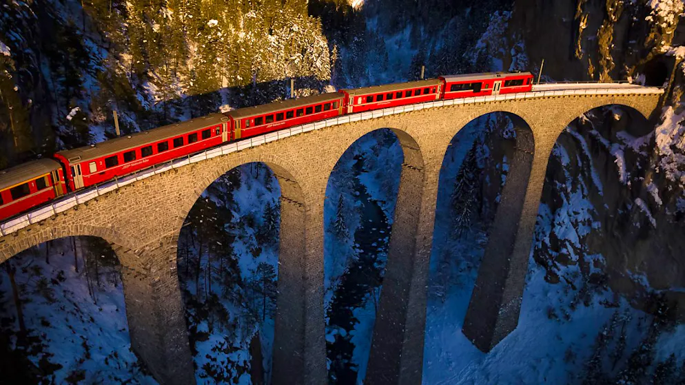 Ein Zug der Rhätischen Bahn fährt über das historische Landwasserviadukt. Die Bündner Schmalspurbahn blickt beim Personenverkehr auf das erfolgreichste Jahr ihrer Geschichte zurück. (Archivbild)