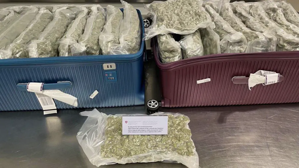 Der Passagier aus Bangkok bemühte sich gar nicht erst, die Marihuana-Beutel zu verstecken. Er trug die 24 Kilogramm einfach so im Koffer mit sich.