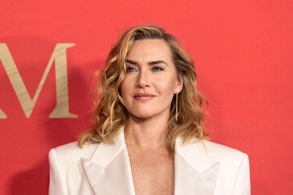 Kate Winslet. Kate Winslet lebt mit ihrer Familie in London ein ganz normales Leben. Am Morgen schmiert sie Pausenbrote und bringt ihren Nachwuchs in die Schule.