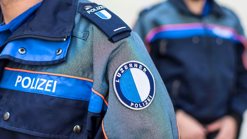 Ein 79-jähriger Autofahrer ist bei der Kollision mit einem Sattelschlepper in Ruswil LU ums Leben gekommen . (Symbolbild)