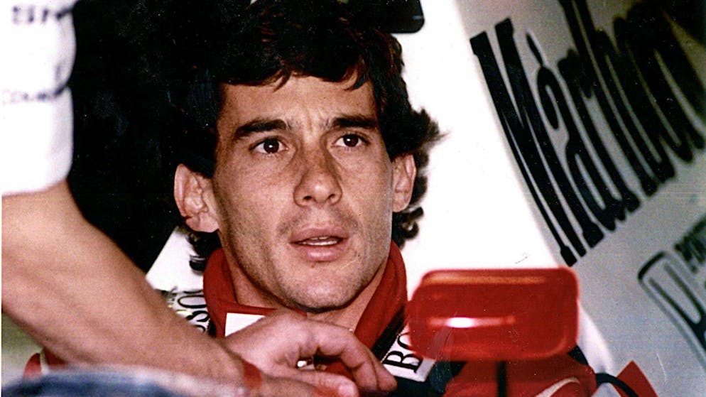 Ayrton Senna muore in un incidente al Gran Premio di San Marino a Imola il 1° maggio 1994.