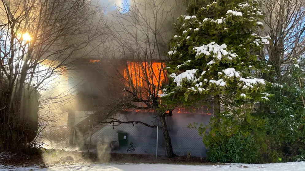 Ein technischer Defekt im Flur löste im Januar den Hausbrand in Unterseen aus. (Archivbild)