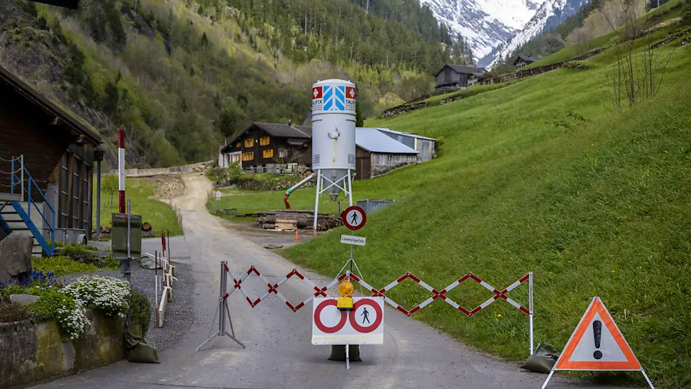Die gesperrte Strasse im Ribital in einer Aufnahme vom Montag. (Archivaufnahme)