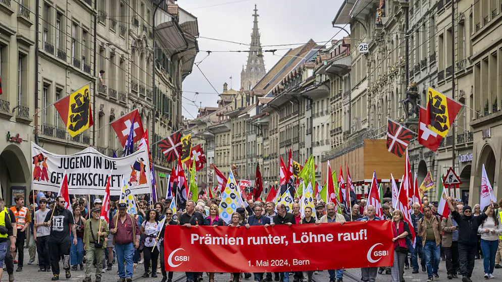 Nach dem offiziellen 1. Mai-Umzug (im Bild) nahmen in Bern hunderte Menschen an einer antikapitalistischen und antifaschistischen Nachdemo teil.