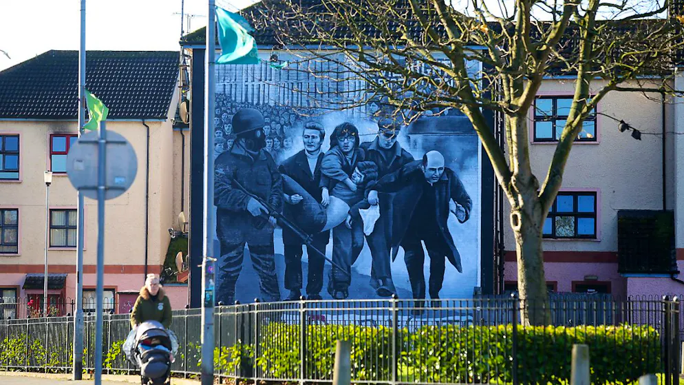 ARCHIV - Ein Bild an der Wand eines Hauses erinnert an den Bürgerkrieg. Foto: Jonathan Porter/PressEye/dpa
