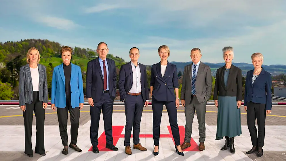 Natalie Rickli (Vierte von rechts) ist erstmals zur Regierungspräsidentin des Kantons Zürich gewählt worden.