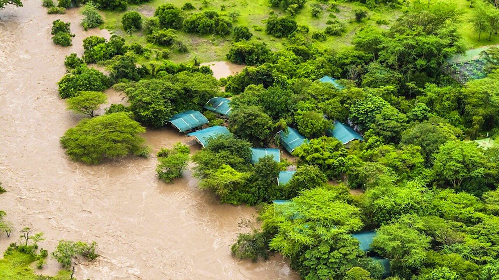Nelle inondazioni in Kenya nei giorni scorsi i campi sono stati sommersi dall'acqua in seguito allo straripamento del fiume, molte strutture sono state distrutte e altre spazzate via.
