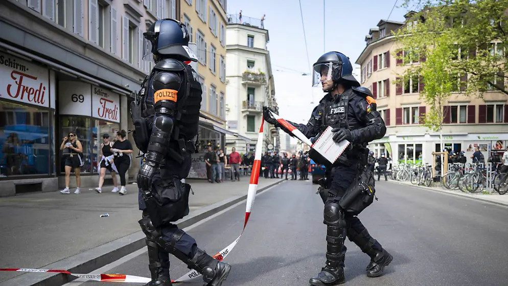 Die unbewilligte Nachdemonstration an der Zürcher Langstrasse wird aufgelöst.