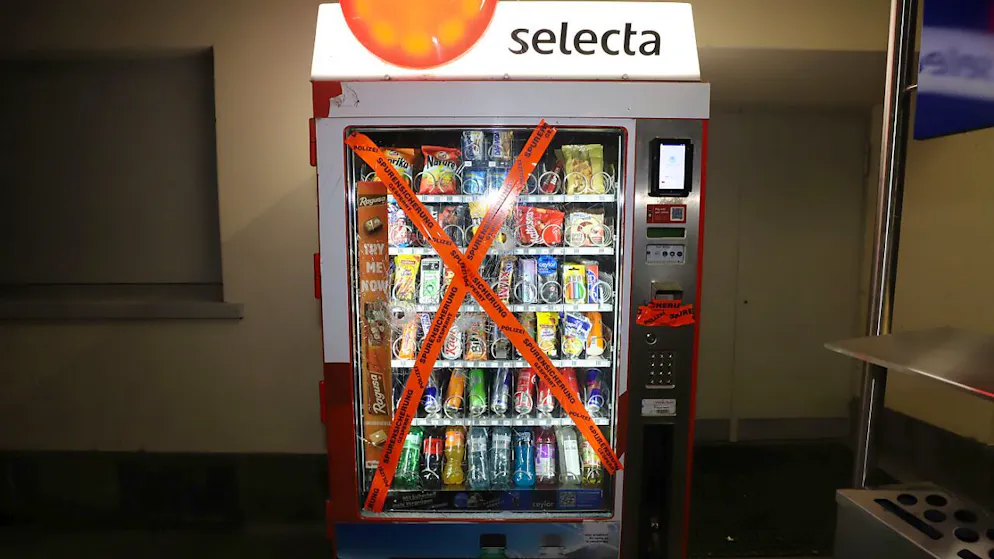 Die beiden Männer demolierten den Selecta-Automaten in Niederurnen GL.