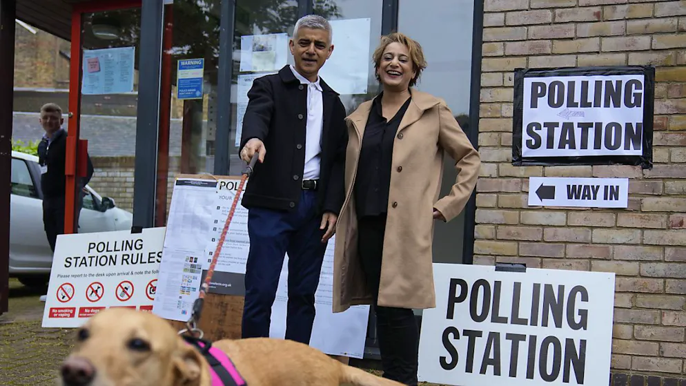 Il sindaco di Londra Sadiq Khan e la moglie davanti a un ufficio elettorale.