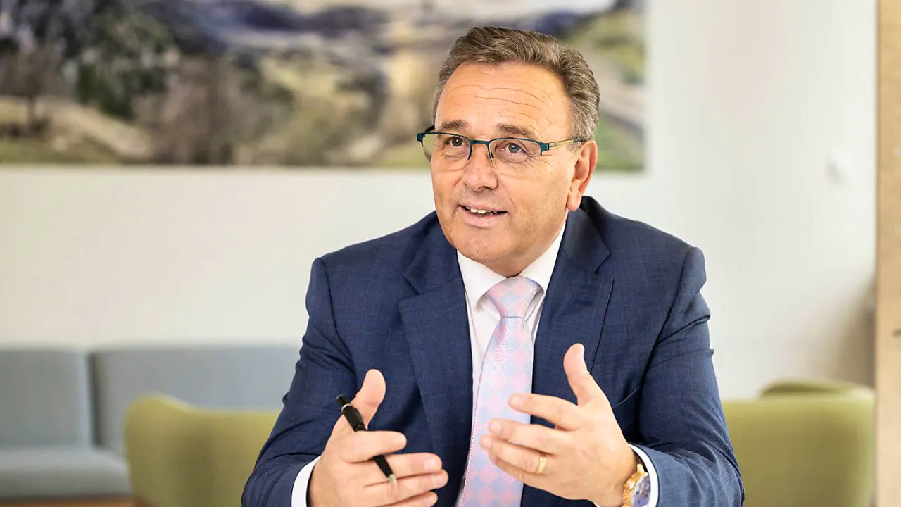 Politik. Oberster Energiedirektor stärkt erneuerbaren Energien den Rücken
