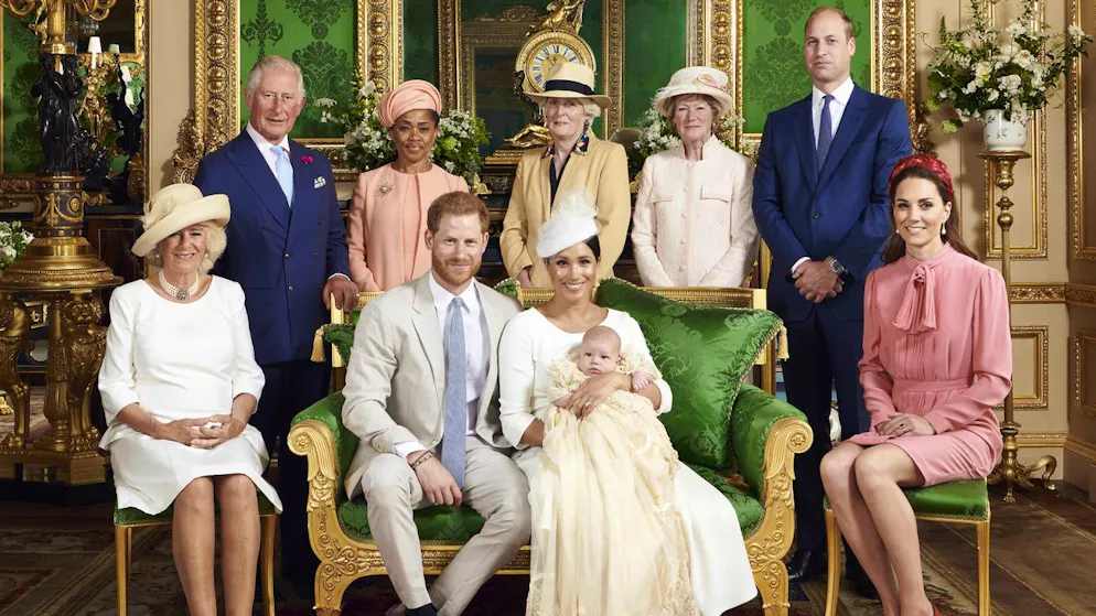 Die königliche Familie mit König Charles – damals noch Prinz Charles – in der hinteren Reihe links und seinem Enkel Archie auf dem Schoss von Herzogin Meghan im Schloss Windsor. (6. Juli 2019) 