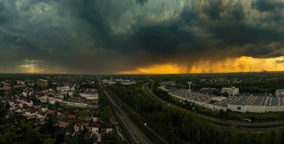 Schäden nach Starkregen und Gewittern - Gallery. Über Duisburg hat sich der Himmel verdunkelt.
