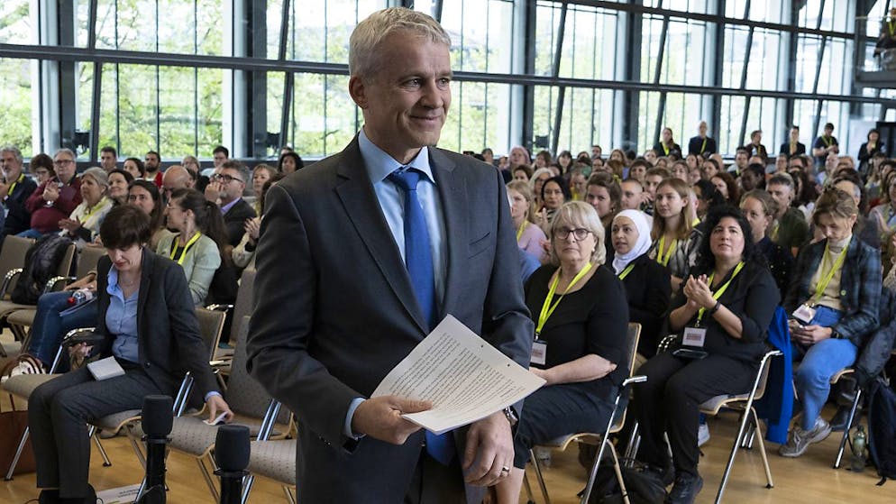 È giusto prendere provvedimenti contro la piccola minoranza che abusa del sistema di asilo, ha detto il consigliere federale Beat Jans, assicurando che le persone bisognose di protezione godranno in ogni caso di tutte le dovute garanzie.