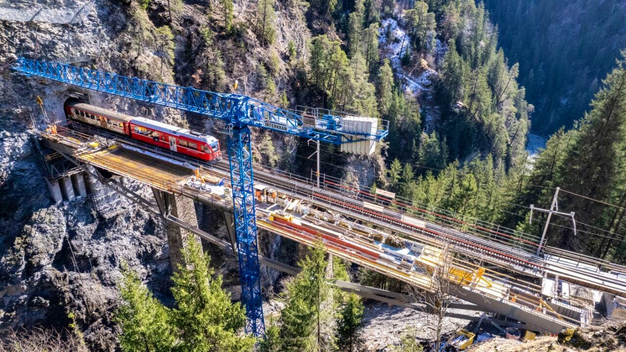 Streckensperrung. Bahnstrecke Chur-Arosa wegen neuer Brücke für zwei Wochen gesperrt