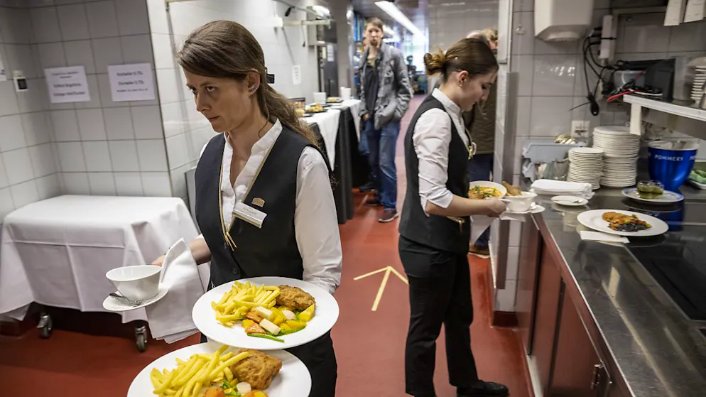Servicangestellte des Hotels Schweizerhof in Luzern in Aktion. (Archivaufnahme)