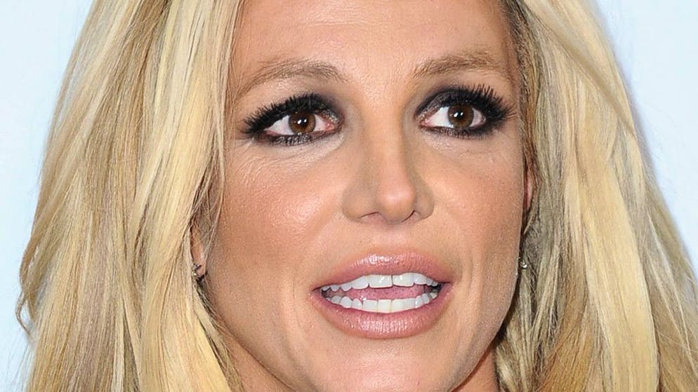 In stato confusionale?. Britney Spears semi nuda e scalza in strada: «Incastrata da mia madre»