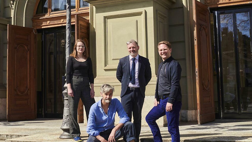Verantwortliche von Bühnen Bern, hinten stehend: (v.l.n.r.) Isabelle Bischof, Florian Scholz, Rainer Karlitschek, vorne sitzend: Roger Vontobel.