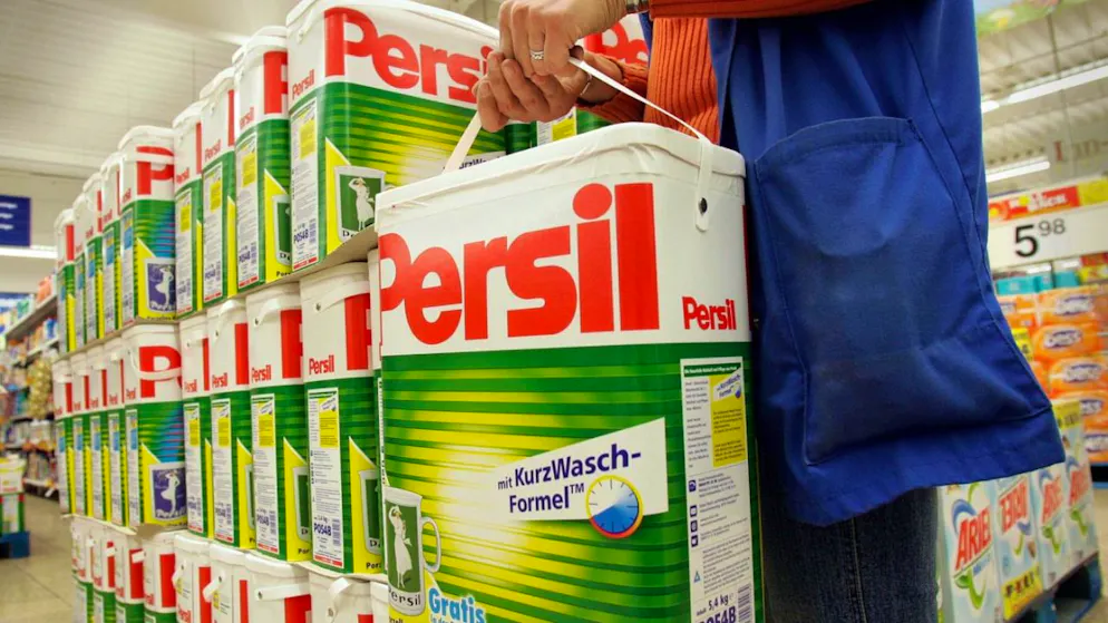 Der der Persil-Hersteller Henkel will wegen der anziehenden Geschäfte in seiner Konsumsparte 2024 eine Schippe drauflegen. Organisch dürfte der Gesamtumsatz gegenüber dem Vorjahr nun um 2,5 bis 4,5 Prozent zulegen. (Archivbild)