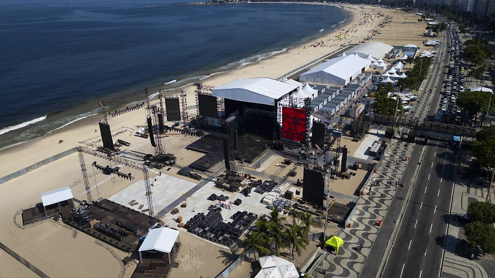 I lavori di costruzione dell'enorme palco di Madonna a Copacabana.