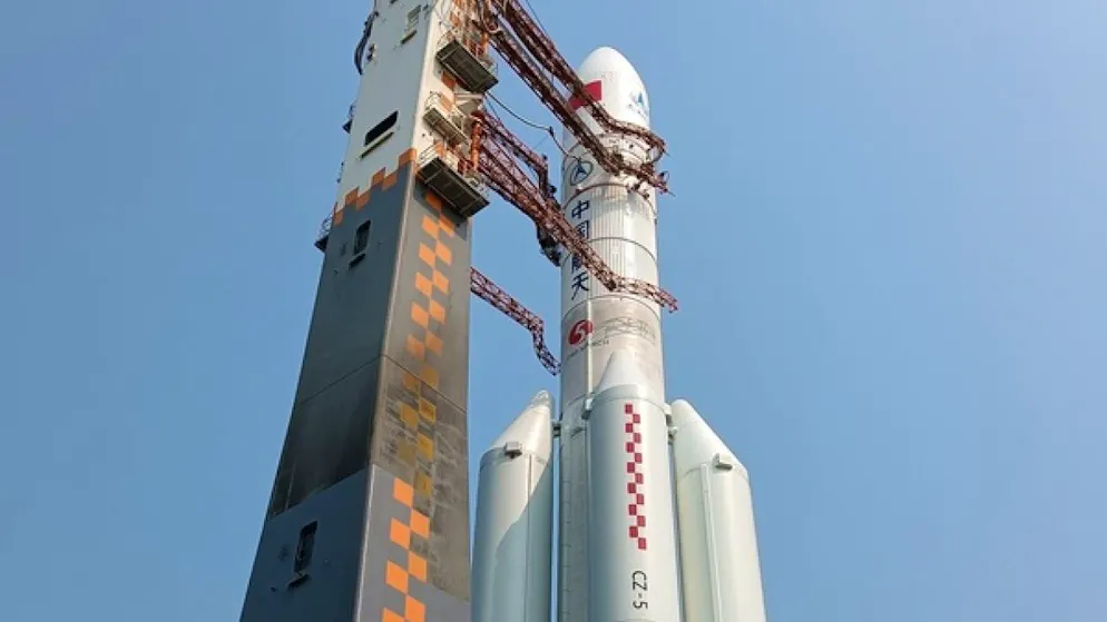 Dieses am 27. April 2024 aufgenommene Foto zeigt die Kombination aus der Mondsonde Chang'e 6 und der Trägerrakete Langer Marsch 5 Y8, die senkrecht zum Startbereich im Weltraumbahnhof Wenchang in der südchinesischen Provinz Hainan gebracht wird. (Archivbild)