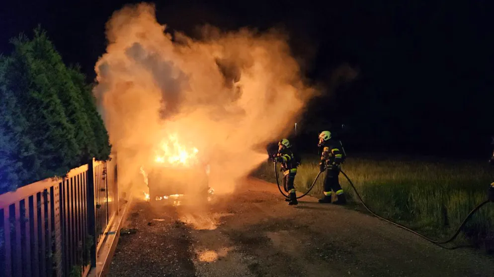 Einsatzkräfte der Feuerwehr versuchen einen Brand zu löschen. 