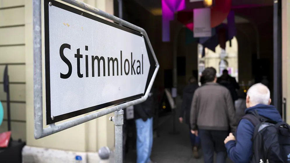 Laut der ersten SRG-Umfrage ist der Ausgang bei den beiden Krankenkassen-Initiativen ungewiss. (Archivbild)