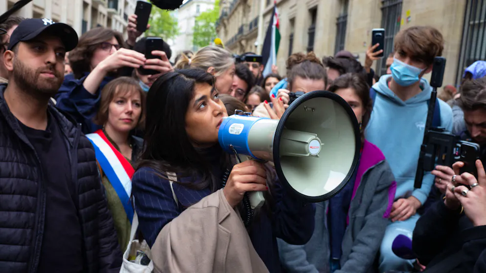 Die französische Anwältin Rima Hassan zeigt ihre Unterstützung für die Proteste im Gebäude der Science Po der Pariser Universität.