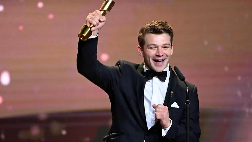 Schauspieler Simon Morzé freut sich bei der Verleihung des Deutschen Filmpreises über die Auszeichnung in der Kategorie "Beste männliche Hauptrolle". Die Lola ist eine der wichtigsten Auszeichnungen der Branche.