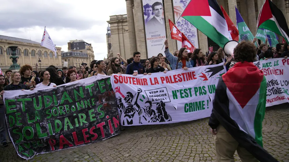 Studierende protestieren vor dem Pariser Pantheon am 3. Mai 2024. 
