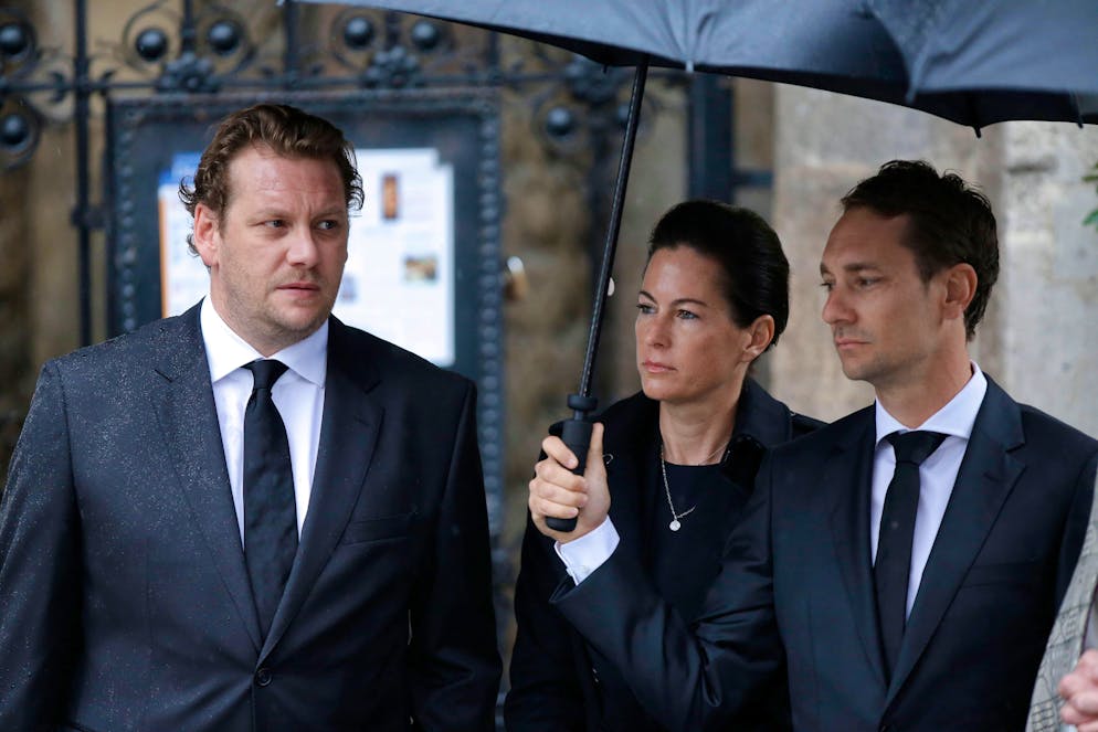 La vita di Birgit Lauda in immagini. Il 20 maggio 2019 è stato un giorno buio per l'automobilismo. L'icona della Formula 1 Niki Lauda muore all'ospedale universitario di Zurigo all'età di 70 anni. Nella foto: la vedova di Lauda, Birgit, con i figli di Lauda avuti da un precedente matrimonio, Lukas (a sinistra) e Mathias, al servizio funebre del 29 maggio 2019 nella Cattedrale di Santo Stefano a Vienna.