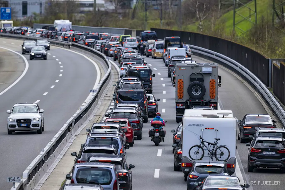 Autos können derzeit aufgrund eines Fahrzeugbrands nicht durch den Gotthardtunnel fahren.