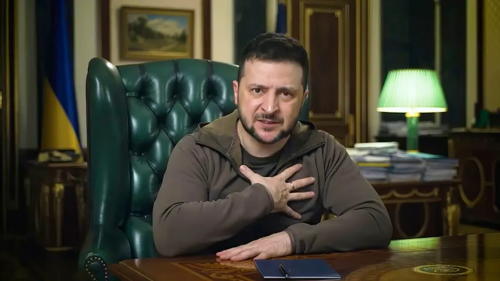 ARCHIV - Der ukrainische Präsident Wolodymyr Selenskyj richtet sich fast täglich mit Videobotschaften an seine Landsleute, um über die Entwicklungen im Krieg zu berichten. Foto: Uncredited/AP/dpa