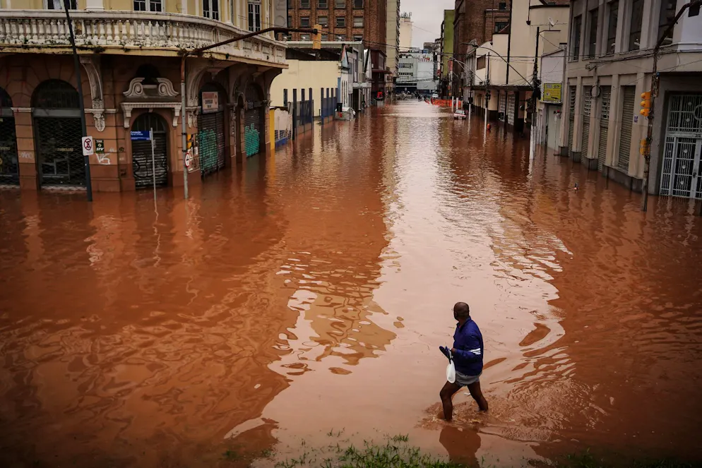 Ein Mann watet in Porto Alegre im brasilianischen Bundesstaat Rio Grande do Sul durch ein von schweren Regenfällen überschwemmtes Gebiet.