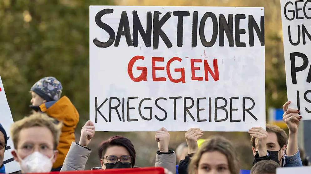 GSoA-Aktivistinnen und -Aktivisten bei einer Protestaktion vor der russischen Botschaft in Bern. (Archivbild)
