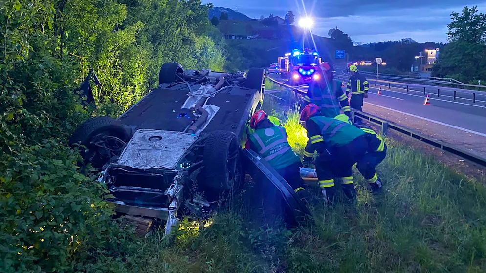 Auto überschlägt sich auf der A4 nahe Küssnacht SZ - Gallery. Die Feuerwehr befreite den Mann aus dem Wrack.