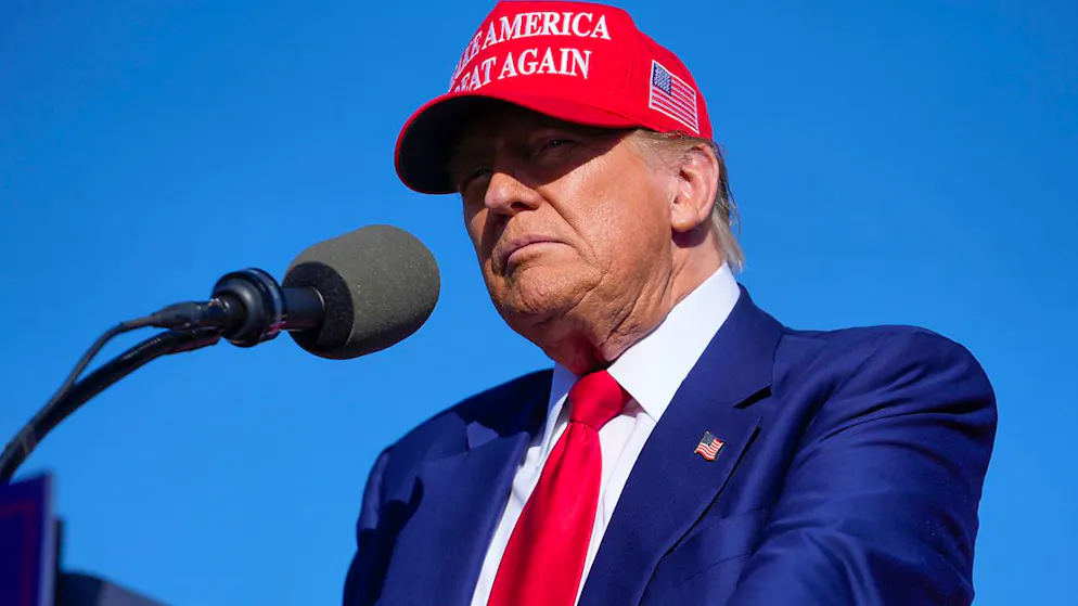 ARCHIV - Der republikanische Präsidentschaftsbewerber und ehemalige US-Präsident Donald Trump bei einer Wahlkampfveranstaltung in Michigan. Foto: Paul Sancya/AP/dpa