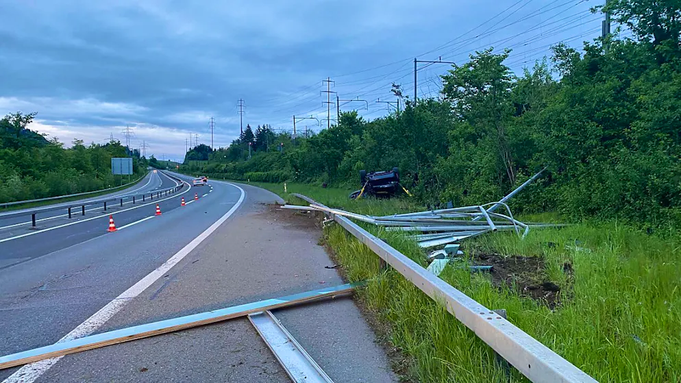 Auto überschlägt sich auf der A4 nahe Küssnacht SZ - Gallery. Der rechte Fahrstreifen war wegen des Unfalls längere Zeit gesperrt.
