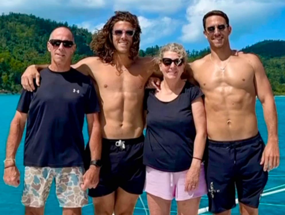 Tres surfistas desaparecidos en México.  Dos hermanos australianos Callum y Jake Robinson con sus padres.