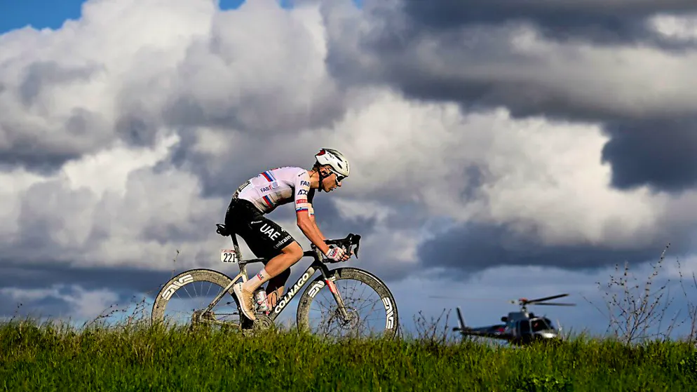 Pogacars Masterplan für das seltene Double - Gallery. Unwiderstehlich: Beim überlegenen Sieg an der Strade Bianche verblüfft Pogacar mit einer 81 Kilometer langen Solo-Fahrt