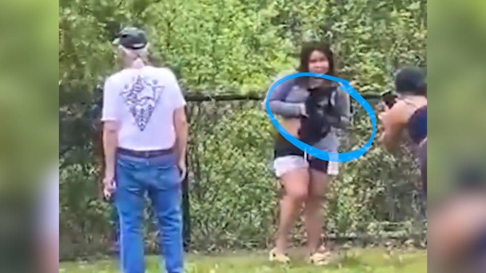 Herzzerreissend. Weil Touristen Selfies machen, verliert Bärenbaby seine Mama