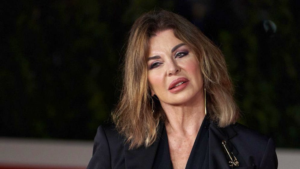 Appello sui social media. Aggredito e ferito il cane di Alba Parietti: «Scena orrenda e sconvolgente»