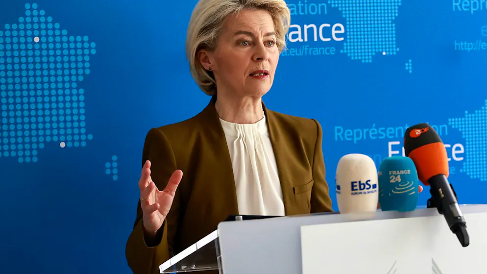 Die Präsidentin der Europäischen Kommission Ursula von der Leyen hält ihre Rede nach einem Treffen mit dem französischen Präsidenten Macron und dem chinesischen Präsidenten Xi. Foto: Aurelien Morissard/AP/dpa