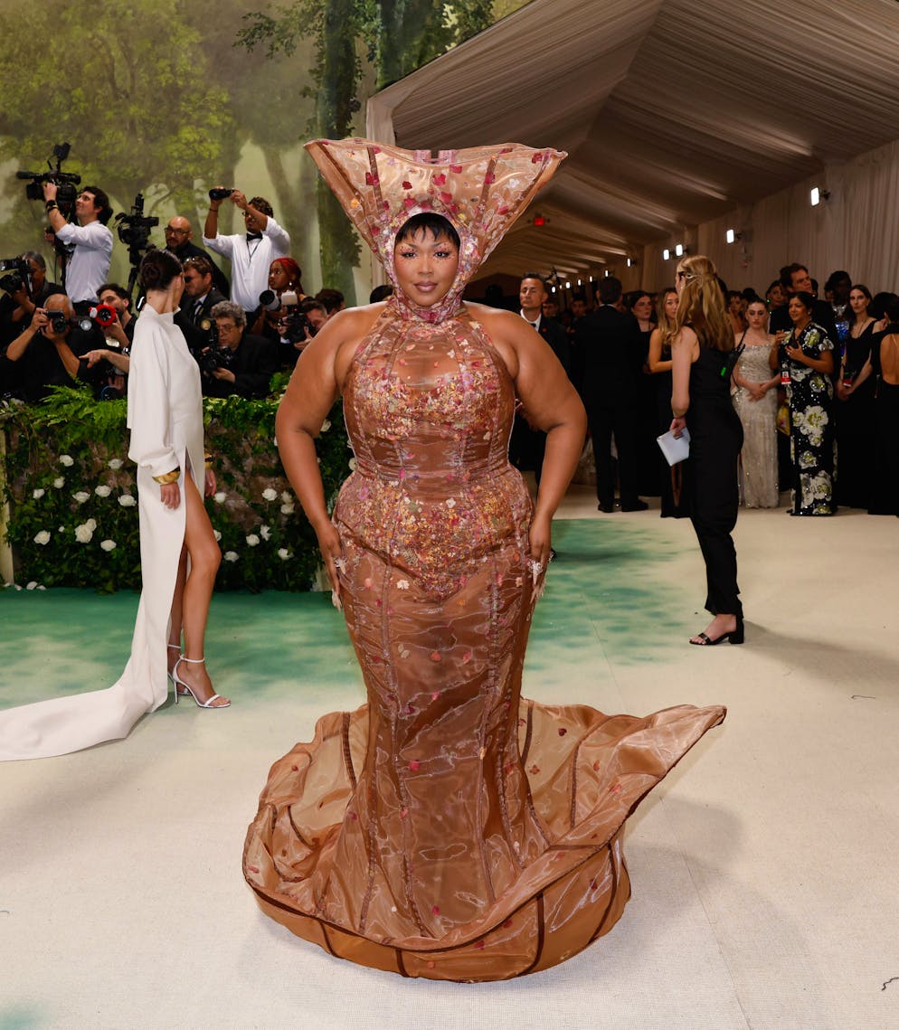 Die aufregendsten Looks der Met Gala. Unübersehbar war Lizzos Weinsanto-Robe.