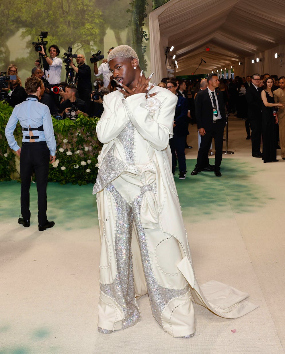 Die aufregendsten Looks der Met Gala. Glänzende Partien hatte auch das Outfit von Rapper Lil Nas X, der mit seinen Looks schon in den Vorjahren herausstach. Sein Anzug von Luar-Desinger Raul Lopez ist mit rund 50'000 Swarovski-Steinen besetzt.