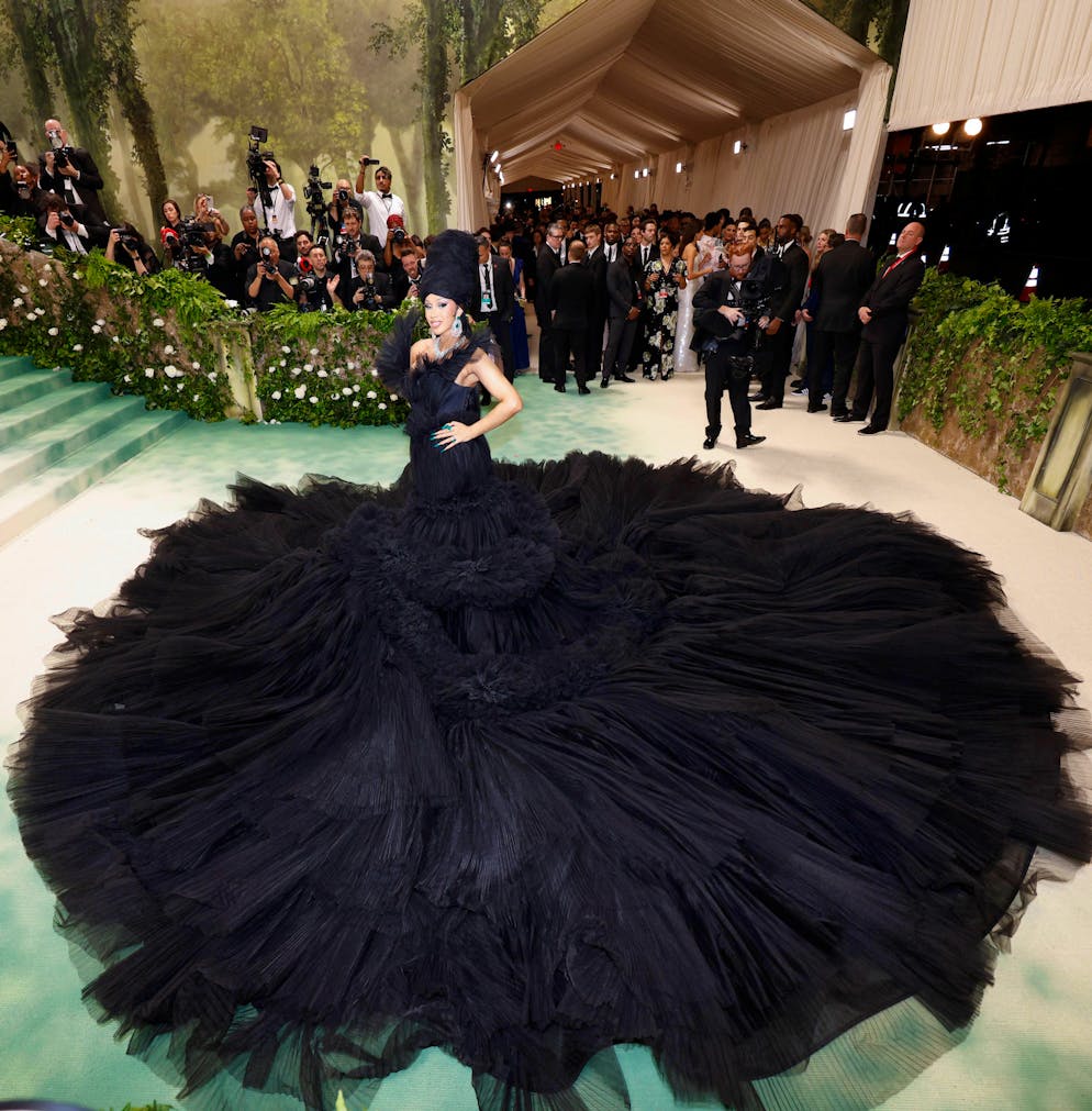 Die aufregendsten Looks der Met Gala. Auch das Kleid von Cardi B konnten Gäste nicht einfach ignorieren. Der Berg aus schwarzem Tüll von Windowsen sorgte für einen avantgardistischen Look.