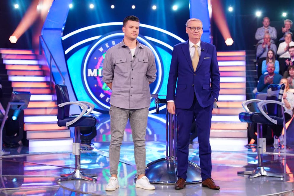 Jauch will Kandidatin verkuppeln – die schämt sich. Phillip Lellau aus Trittau in Schleswig-Holstein darf nächste Woche weiter spielen. Er steht bei 1000 Euro.