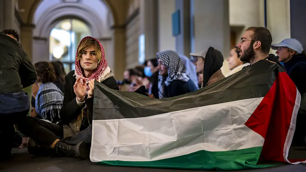 Pro-palästinensische Studierende haben kurz vor Mittag zu einem Sit-in  in der Eingangshalle der ETH Zürich aufgerufen.