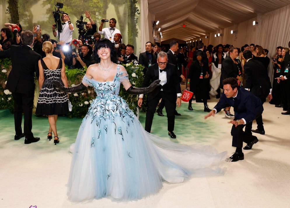 Die aufregendsten Looks der Met Gala. «Wo die Lüge hinfällt»-Darstellerin Sydney Sweeney verabschiedete sich für einen Abend von ihren blonden Locken und trug einen tiefschwarzen Bob. Die Perücke bildete die perfekte Ergänzung zum babyblauen Tüllkleid von Miu Miu und den schwarzen Lederhandschuhen.