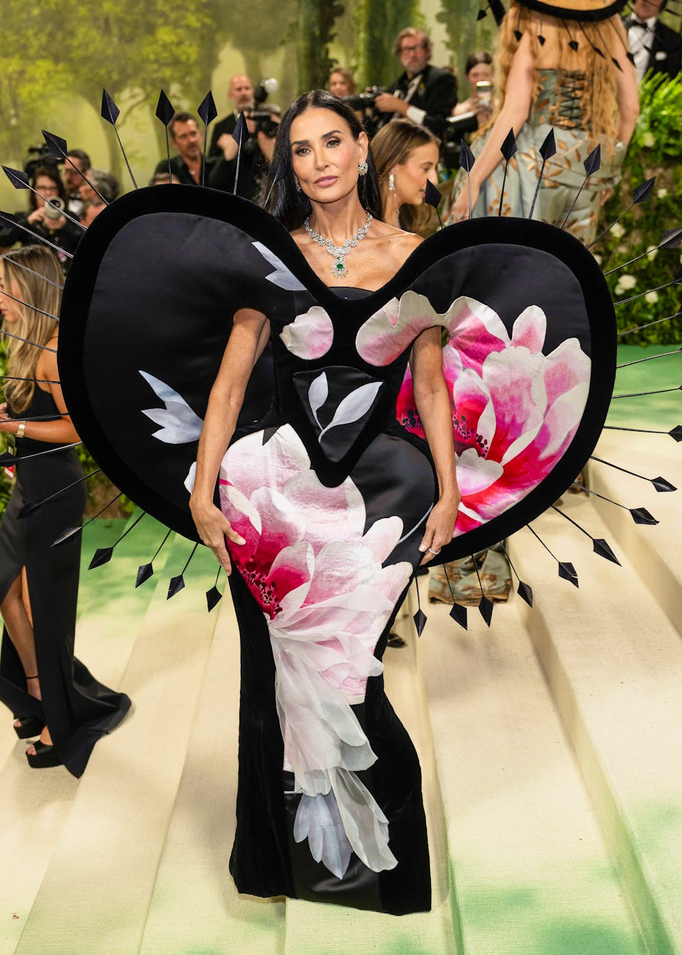 Die aufregendsten Looks der Met Gala. Reiht sich ebenfalls in die Blumen-Liga: Demi Moore in Harris Reed und mit Schmuck von Cartier.